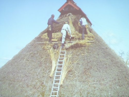 かやぶき屋根の写真